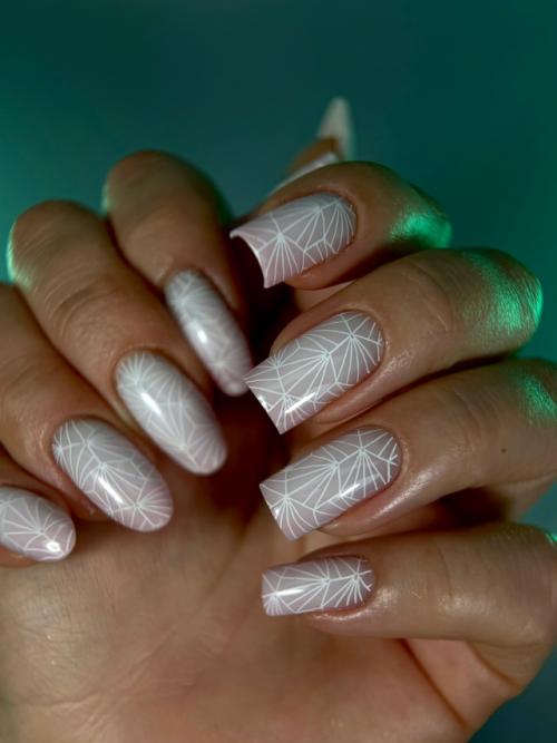 Разная форма ногтей на руках уже стала моей Фишечкой. 01