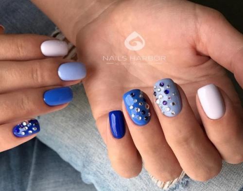 Маникюр на короткие ногти, в синем цвете. 03