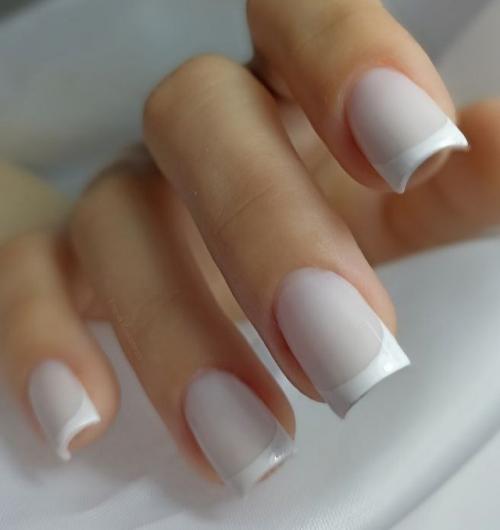 Модный нюдовый маникюр всегда выглядит безупречно, подчеркивая нежные и утонченные женские руки. 01