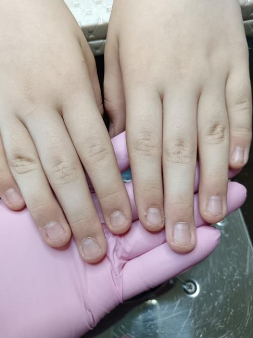 Ручки ещё одной юной красотки привели в порядок к началу учебного процесса. 01