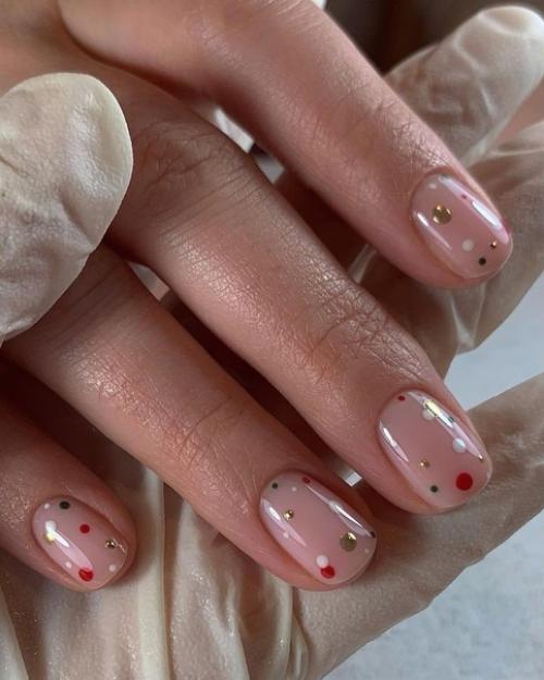 Минимализм в маникюре - это стиль, который никогда не выходит из моды благодаря своей элегантности и универсальности. 01