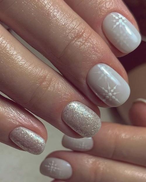 Минимализм в маникюре - это стиль, который никогда не выходит из моды благодаря своей элегантности и универсальности. 04