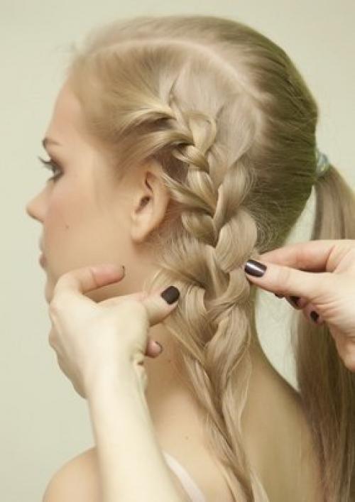 1. разделите волосы на косой пробор. 02