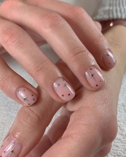 Минимализм в маникюре - это стиль, который никогда не выходит из моды благодаря своей элегантности и универсальности. 06