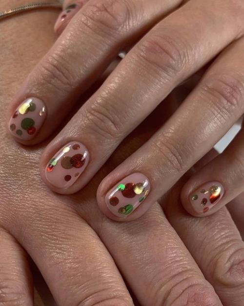 Минимализм в маникюре - это стиль, который никогда не выходит из моды благодаря своей элегантности и универсальности. 03