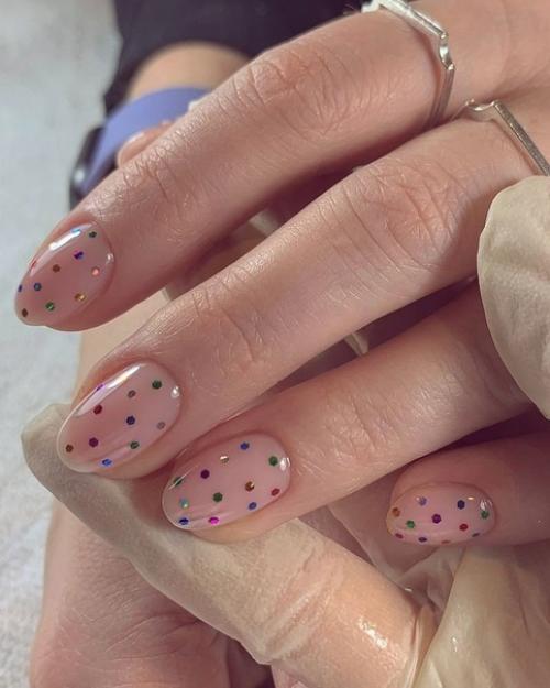 Минимализм в маникюре - это стиль, который никогда не выходит из моды благодаря своей элегантности и универсальности. 05