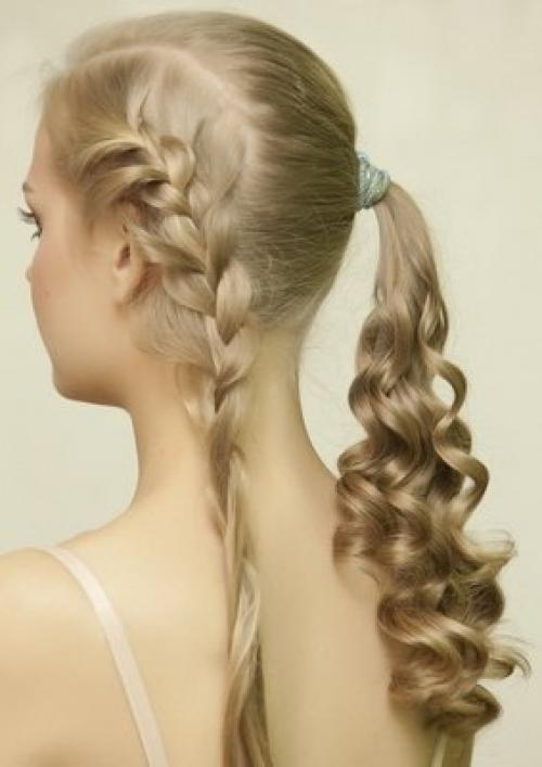 1. разделите волосы на косой пробор. 03