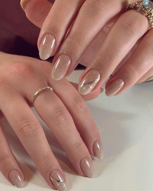 Маникюр на коротких ногтях имеет несколько преимуществ: 04 Маникюр на коротких ногтях имеет несколько преимуществ: 04