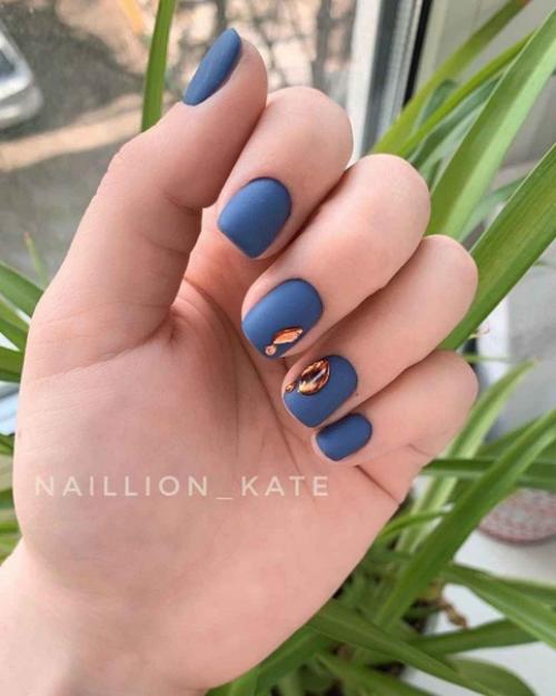 У любительниц маникюра, наверное, уже все было на ногтях. 02