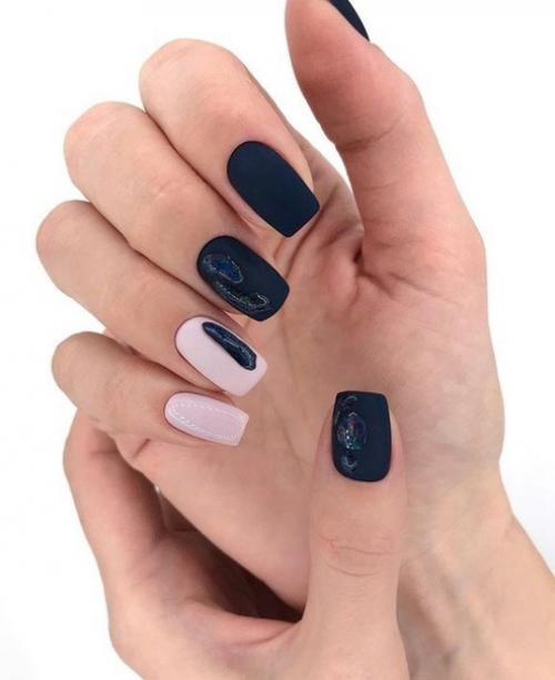 У любительниц маникюра, наверное, уже все было на ногтях. 05