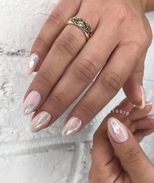 У любительниц маникюра, наверное, уже все было на ногтях. 09