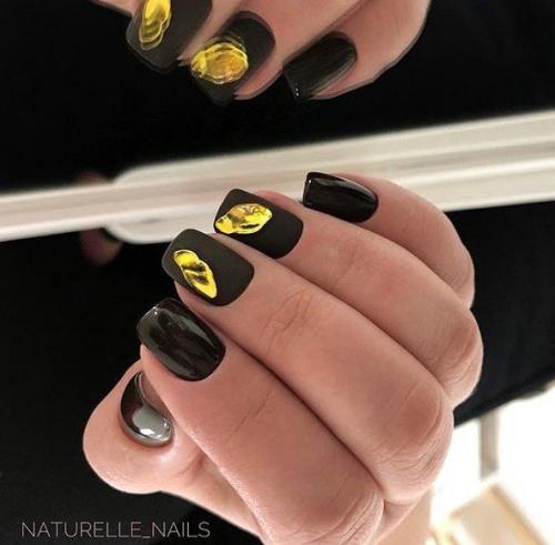 У любительниц маникюра, наверное, уже все было на ногтях. 07