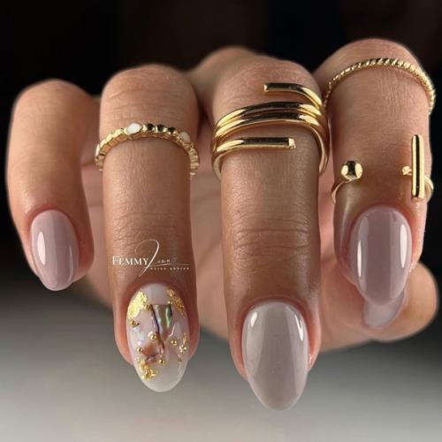 Осенний маникюр в 2023 году разнообразен. 03