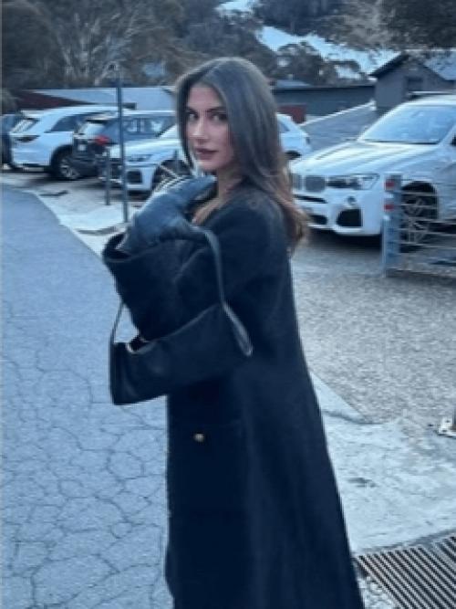 В 2024 году Клаудия раффин решила побаловать себя и сделать красивый маникюр на день святого Валентина.  