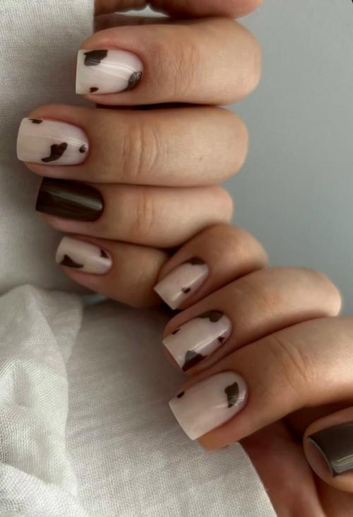 Коровий принт снова в игре - и выглядит он максимально стильно в таких мягких кофейно - молочных оттенках. 03