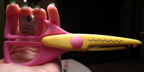 Дизайн ногтей в виде зубчиков при помощи фигурных ножниц? 01