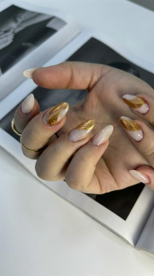 В преддверии новогодних праздников каждая деталь имеет значение, и маникюр - не исключение! 01