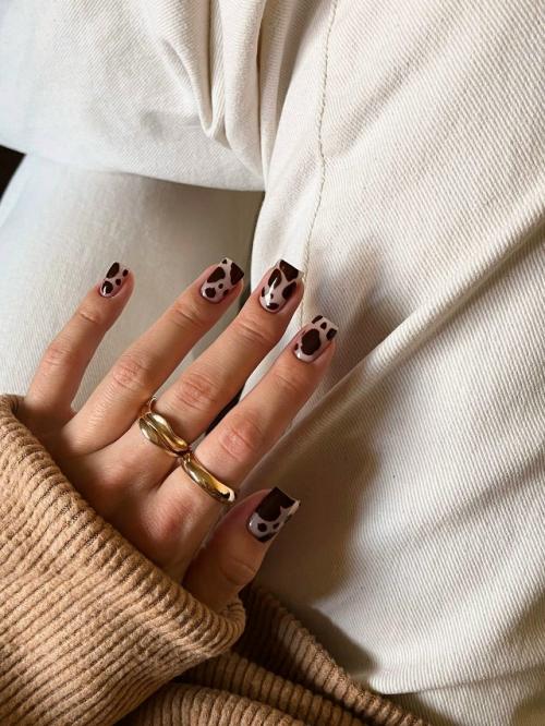 Коровий принт снова в игре - и выглядит он максимально стильно в таких мягких кофейно - молочных оттенках. 01