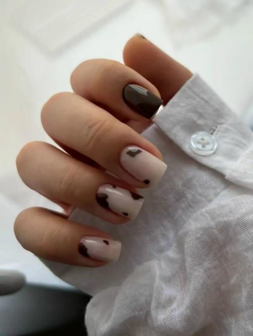 Коровий принт снова в игре - и выглядит он максимально стильно в таких мягких кофейно - молочных оттенках. 02