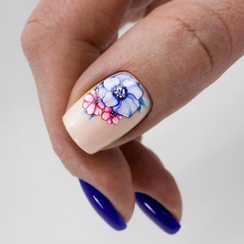 Фишка этого маникюра - декор на большом пальце! 04