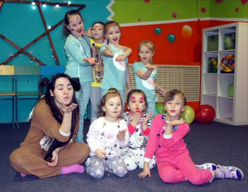 Сделать маникюр?  , Прическу и макияж? 08