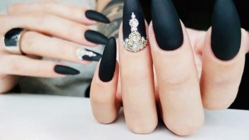 Красивый маникюр подчеркивает природный шарм рук, но каждой девушке хочется выглядеть не только ухоженно, но и стильно. 03