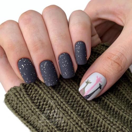 Фишка этого маникюра - декор на большом пальце! 02