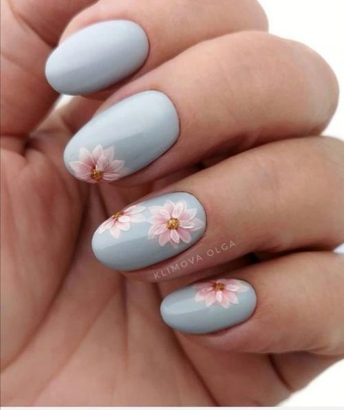 Романтичность и нежность каждому дизайну ногтей смогут придать цветочные мотивы, что порой просты, незатейливы, а иногда весьма потрясающие. 05