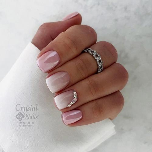 Нюдовый маникюр всегда смотрится нежно, изыскано и непринужденно. 02