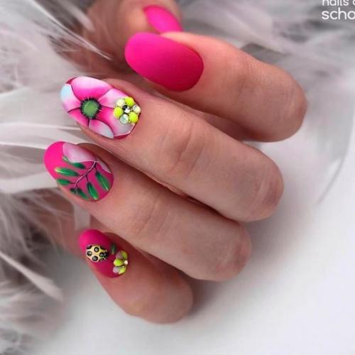 Романтичность и нежность каждому дизайну ногтей смогут придать цветочные мотивы, что порой просты, незатейливы, а иногда весьма потрясающие. 03