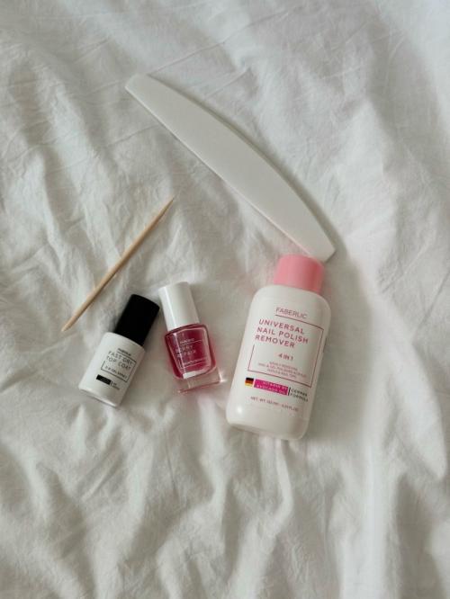 Перешла на домашний маникюр и педикюр - лучшее решение: ногти дышат, экономлю время и обрела свой ритуал релаксации. 01