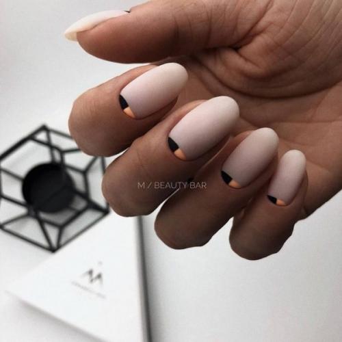 Маникюр с лунками в стиле колор - блок. 01