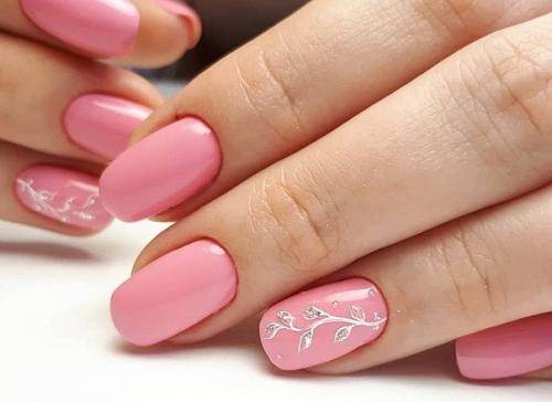 Красивый маникюр подчеркивает природный шарм рук, но каждой девушке хочется выглядеть не только ухоженно, но и стильно. 02