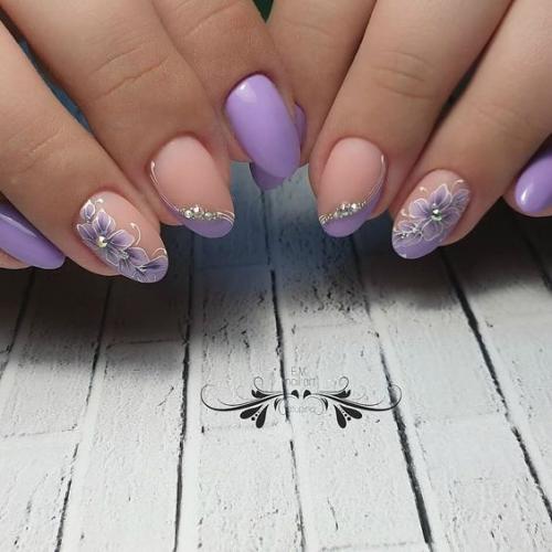 Романтичность и нежность каждому дизайну ногтей смогут придать цветочные мотивы, что порой просты, незатейливы, а иногда весьма потрясающие. 02