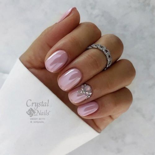 Нюдовый маникюр всегда смотрится нежно, изыскано и непринужденно. 03