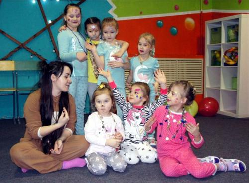 Сделать маникюр?  , Прическу и макияж? 07