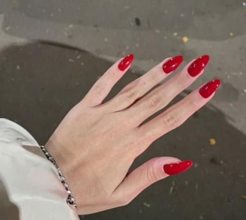 Эффектный красный.   Я его классикой считаю. 01