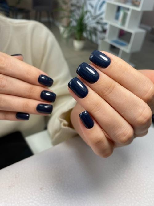 Однотонным маникюром хоть и не удивить (ни себя, ни окружающих), зато, кажется, не найти лучшего способа придать рукам опрятный, ухоженный вид. 01