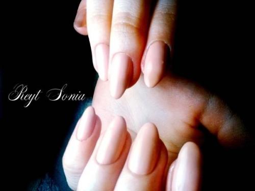 17 лет. Окончила курсы. 04