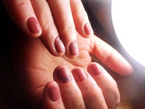 17 лет. Окончила курсы. 01