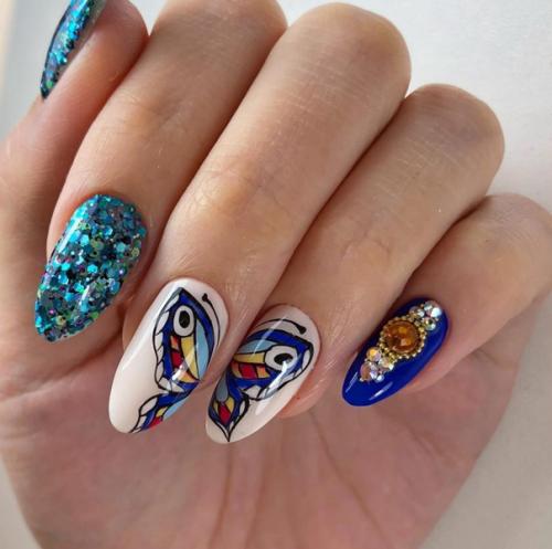 В случае если хочется чего-то милого, наивного и воздушного - выбирайте маникюр с бабочками. 03