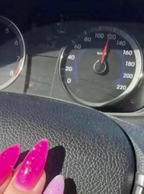 Девушка решила похвастаться новым маникюром и написала подруге, что специально Ловила Солнце, чтобы ногти красиво блестели. 01