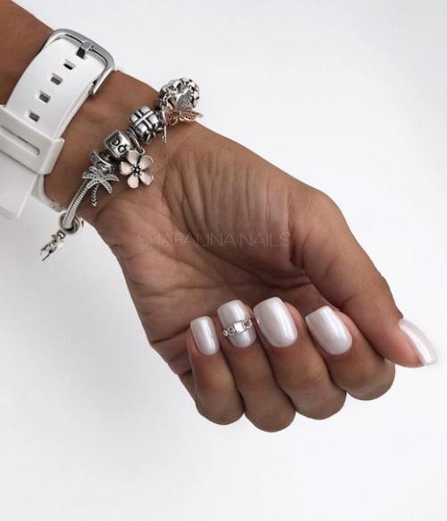 Белая втирка для жемчужного оттенка вашего маникюра. 08