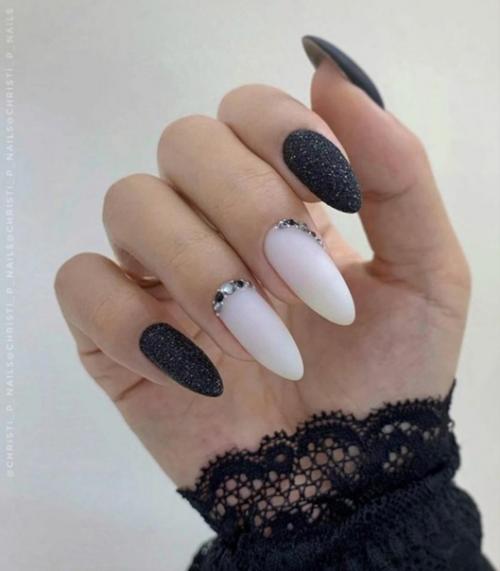Классный маникюр в черно-белом цвете! 01