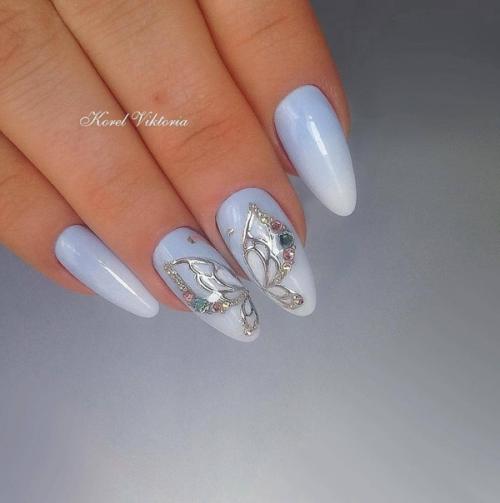 В случае если хочется чего-то милого, наивного и воздушного - выбирайте маникюр с бабочками. 04