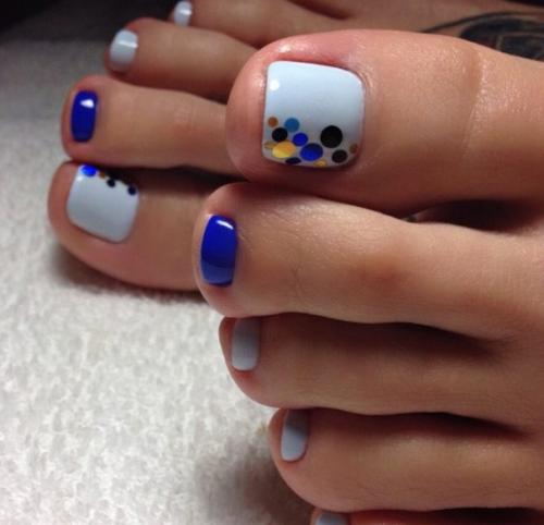 Идеи нежно голубого педикюра. 09