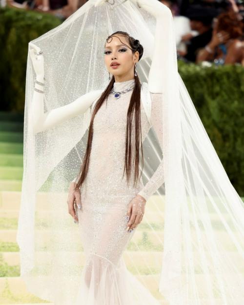 050526: детали образа лисы из Blackpink на Met Gala. 05