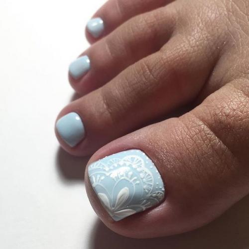 Идеи нежно голубого педикюра. 02