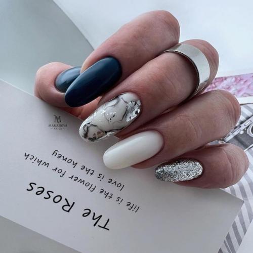 Еще один вариант черного маникюра - это глянцевый лак. 02