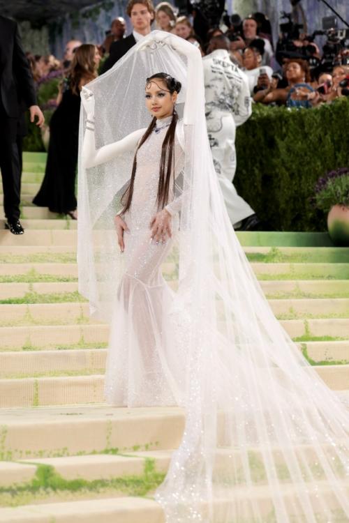 050526: детали образа лисы из Blackpink на Met Gala. 06
